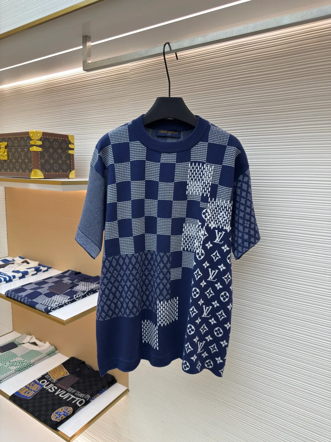 LOUIS VUITTON letter jacquard knitted short sleeves ●Authentic product: purchased and developed for 10899 ●Item number: 1680369-A90 ●Fabric: jacquard fabric ●Technology: knitted ●Version: fitted version ●Weight: about 350 grams ●Size: XS-S-M-L ●Description: With its unique design concept and exquisite craftsmanship, it perfectly combines fashion and comfort, becoming a trendy item for both men and women. The short sleeves are made of high-quality knitted fabric, which is soft and skin-friendly and has good breathability, keeping the skin dry and comfortable even in the hot summer. The unique letter jacquard elements are embellished on the body of the garment in an orderly manner, which not only adds a sense of visual hierarchy, but also highlights the wearer's personality and taste. The simple yet fashionable design not only conforms to the masculinity of men, but also shows the soft lines of women. It can be easily controlled whether it is for leisure travel or daily wear, showing a unique fashion charm. In addition, the short-sleeved design cleverly lengthens the body proportions, making people look taller and more stylish. The overall wiring is straight and delicate, the fabric is comfortable and soft, and the color is consistent without color difference. It can be matched with the same style to create a fashionable look and control various occasions. Customized accessories, complete with three standards, same style for men and women!